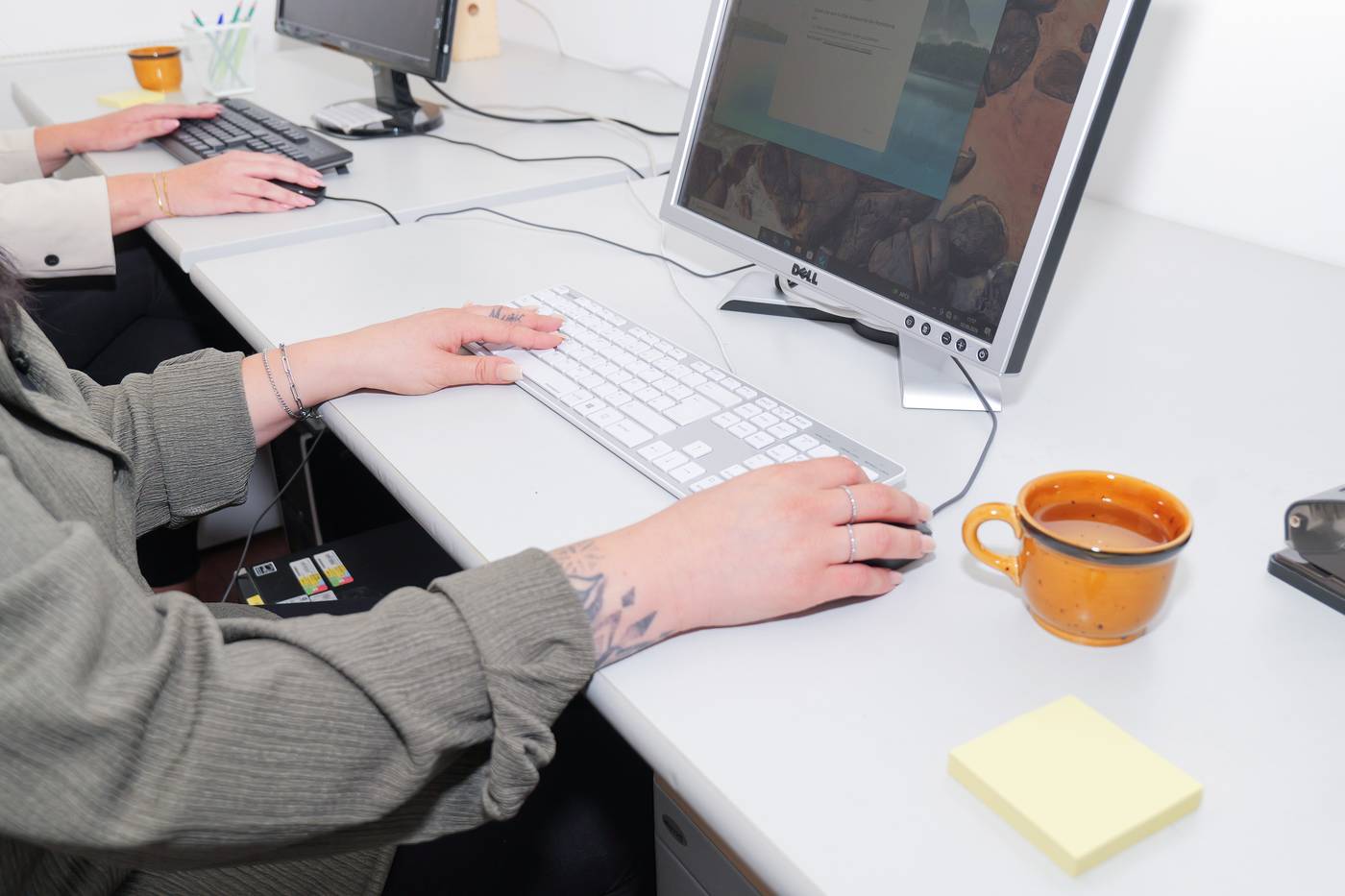 Internationale Bewerberinnen und Bewerber im Deutschunterricht zur Vorbereitung auf die Pflegeausbildung.
